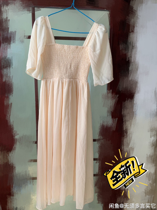 裙子、衬衫几乎全新,有的没穿过有的仅穿过一...