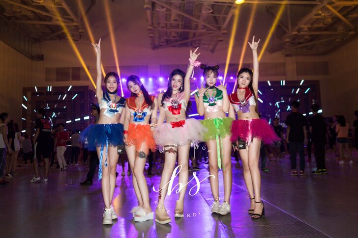 半身裙。全套绿色