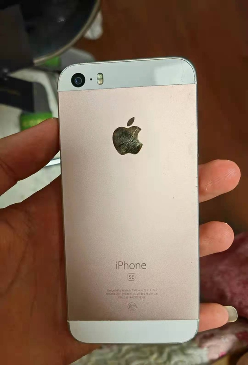 苹果se，64g，屏幕碎换过电池，功能都好...