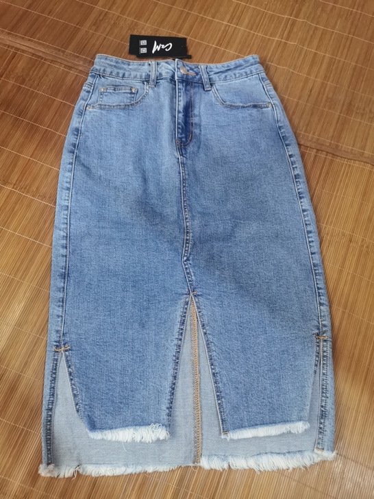 全新CM开叉牛仔半身裙S码。