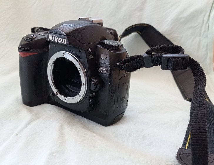 尼康D70S相机外观新，可以正常开机，故障...