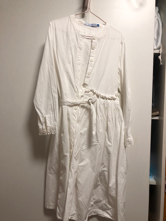 白色衬衫连衣裙