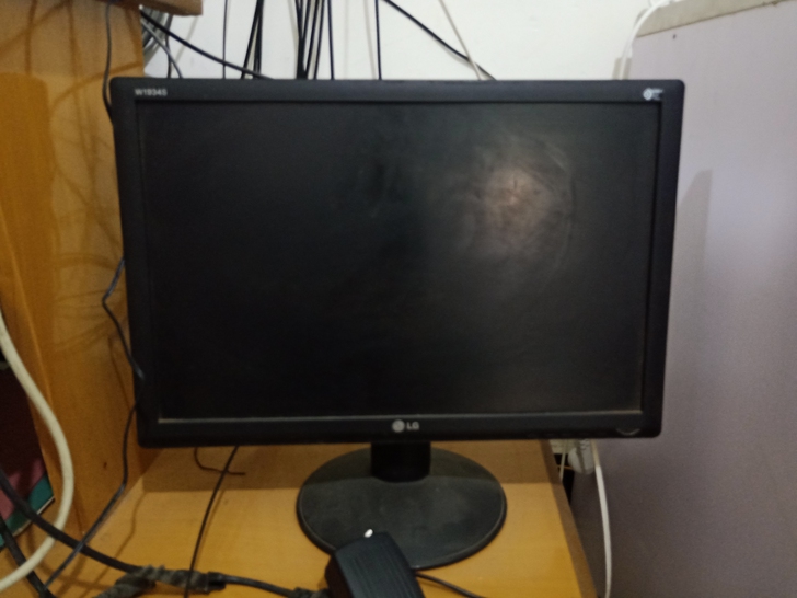 四个电脑显示器