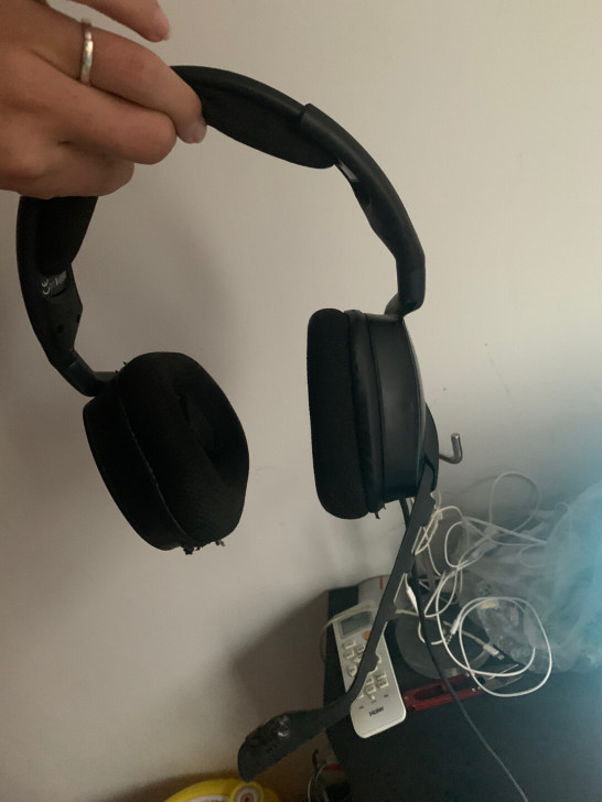正品海盗船耳机。耳机上静音键坏了 不影响使...