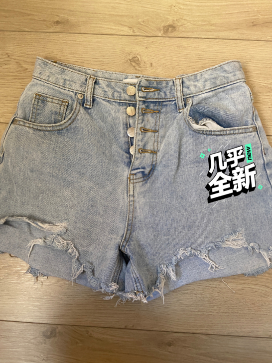 牛仔短裤，买来穿过两次，商场购买买的时候四...