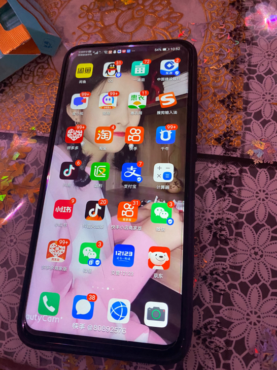 华为畅享10plus6+128g，手机外表...
