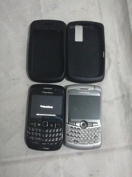 两个不同型号的黑莓手机，具体如图，没有测试...