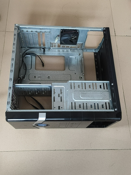 电脑机箱，用料扎实。只限本地自提。