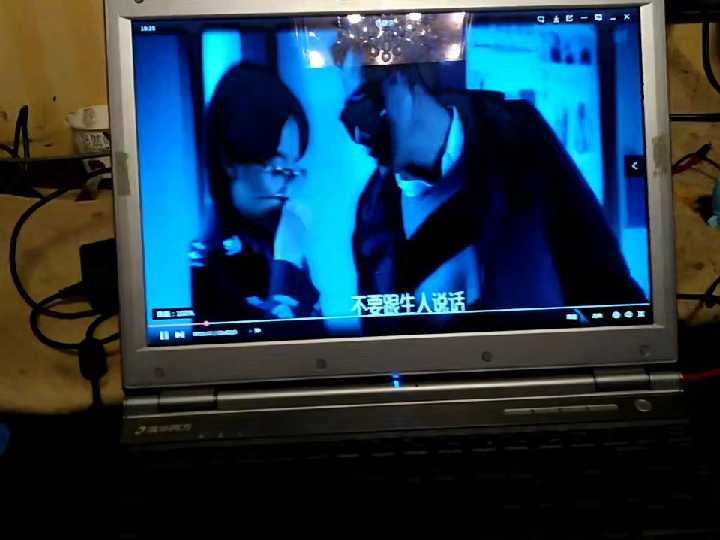 清华同方笔记本，八成新，笔记本外壳左上角有...