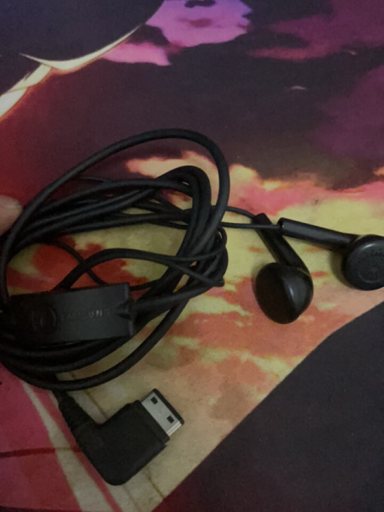 三星老款扁口耳机，出运费送了，排出不退不换