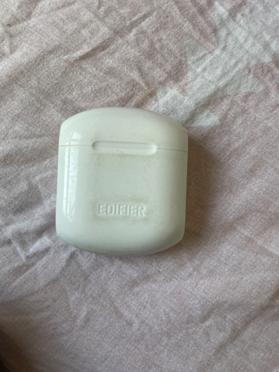 出售小耳机一个，正常使用，在了磨损有点严重...