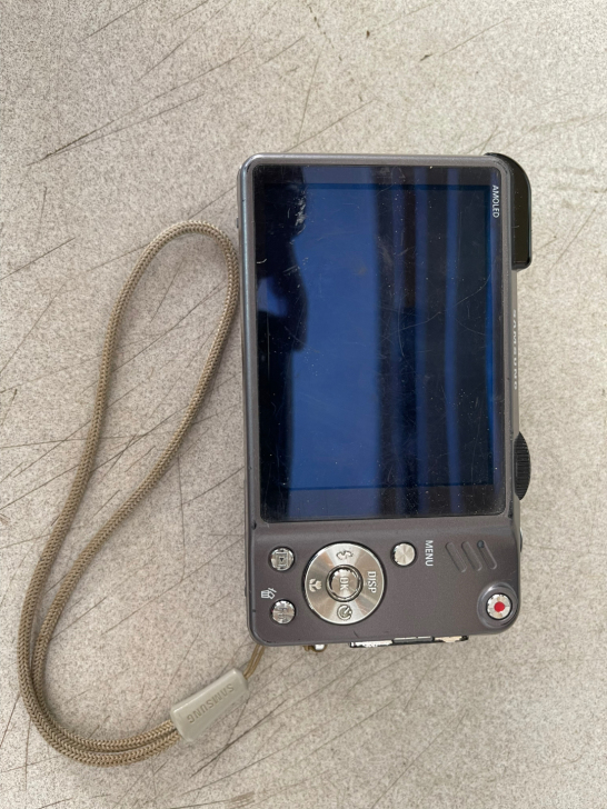 三星wB650数码相机，成色如图，屏幕有划...