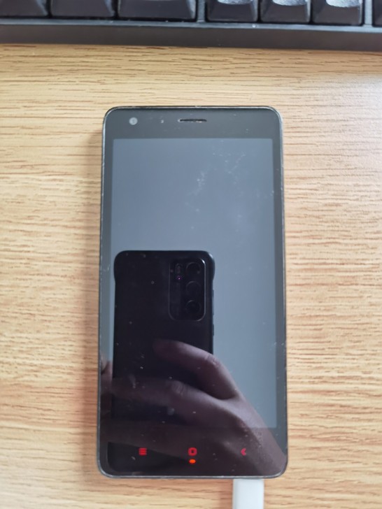 小米不知型号手机，功能完好，看后盖应该是移...