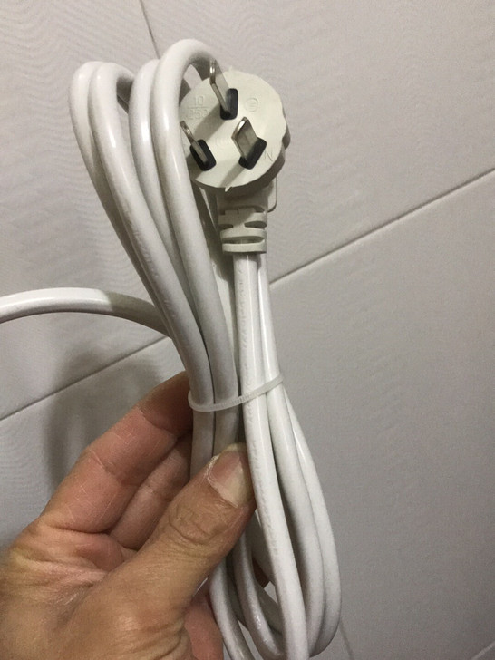 两米多长电源线,一头三插头,不知什么拆下来...