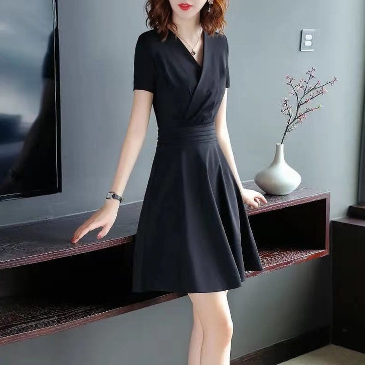 v领雅气连衣裙子女装夏天2021年新款春秋...