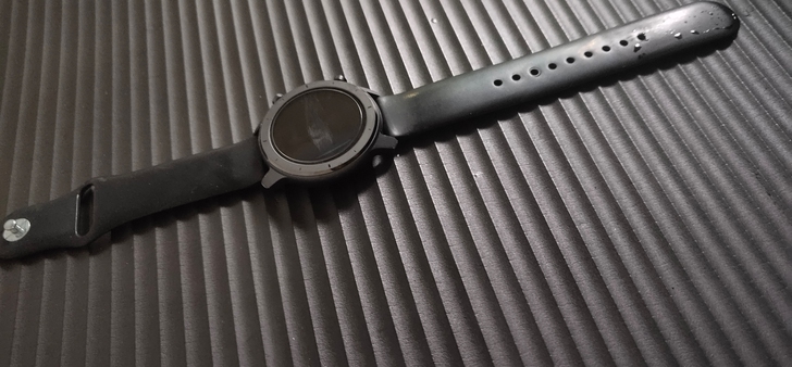 华米GTR42mm几乎全新有小许痕迹.屏幕...