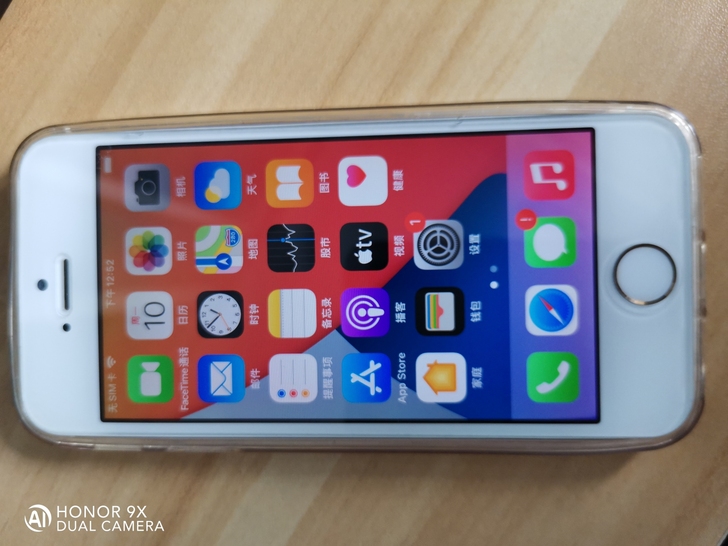 Apple iPhone SE (A172...