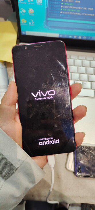 vivo x20  4+64 红色，屏幕有...