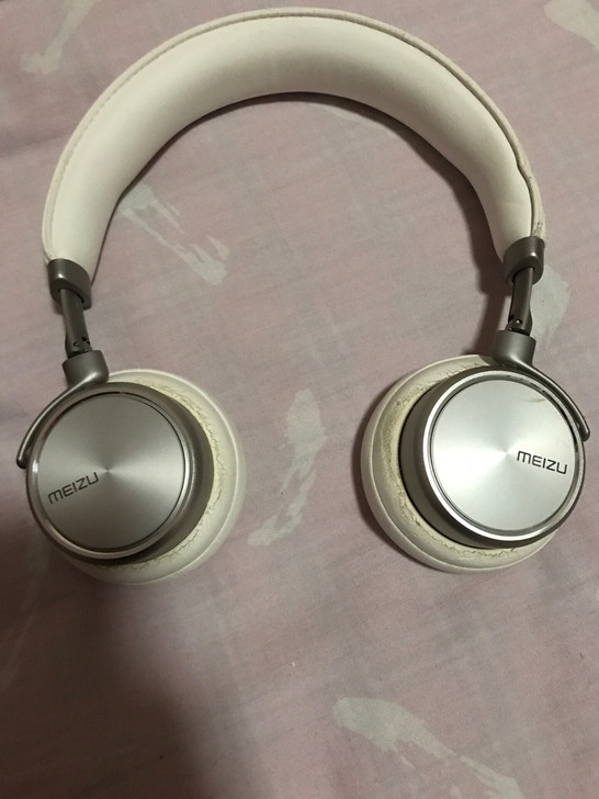 魅族hd50 音质很好 放的太久耳罩和头梁...