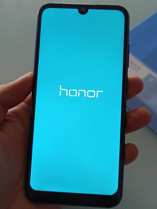 华为畅享8e 3+64  正常开机 外屏坏