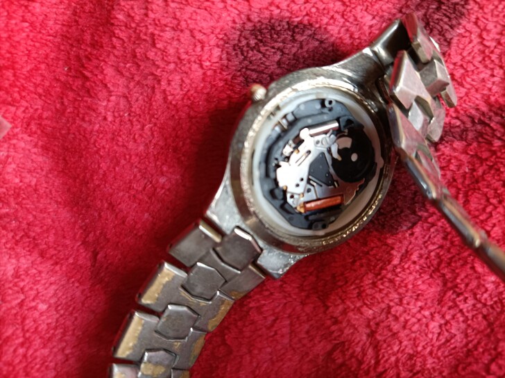 石英电子表3块，我知道两块正常使用，走时精...