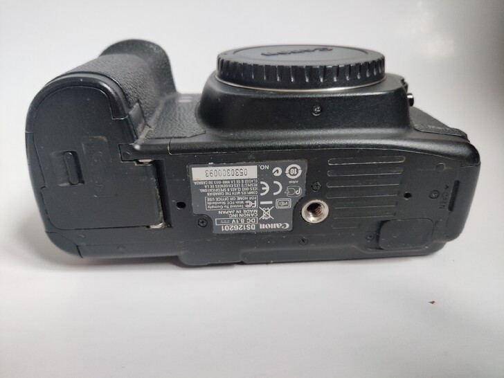 佳能5D2相机新净，1900元一电池。无充...