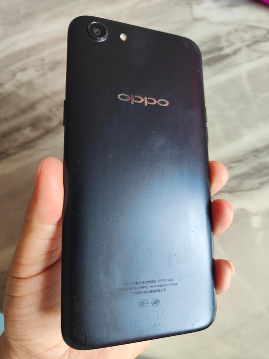 oppoa83，4+32，带壳使用后面轻微...