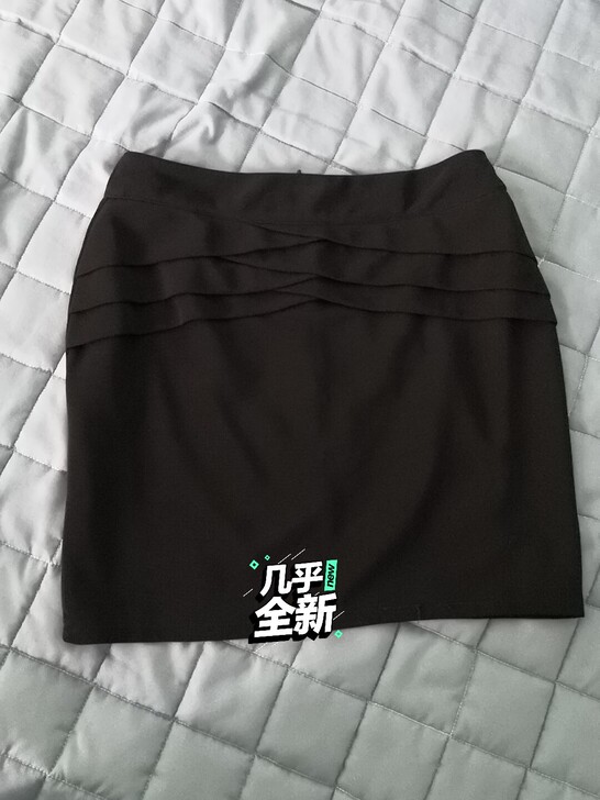 黑色西装短裙，包臀裙，正装裙，通勤装。有波...