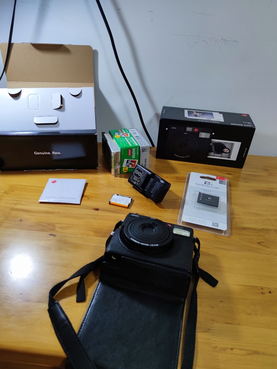 品牌型号 徕卡拍立得黑色绝版 ，成色很好，...