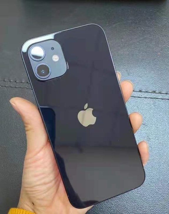 女生自用苹果iPhone12黑色国行128...