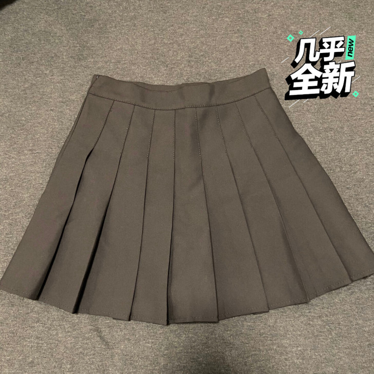 转：黑色百褶裙