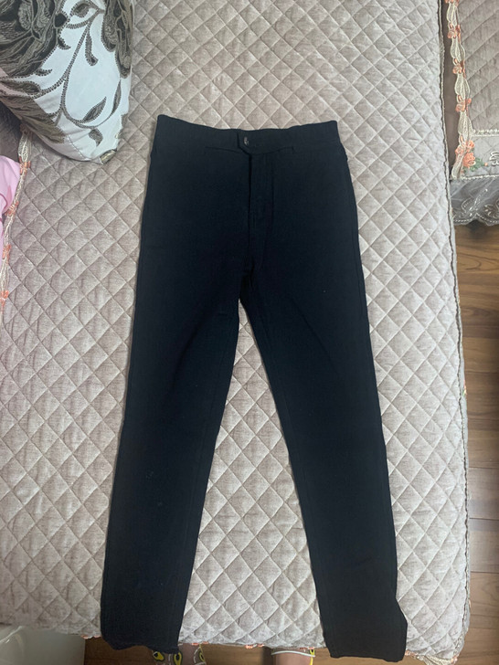 黑色裤子买的时候在我们实体店买的配衣服穿了...