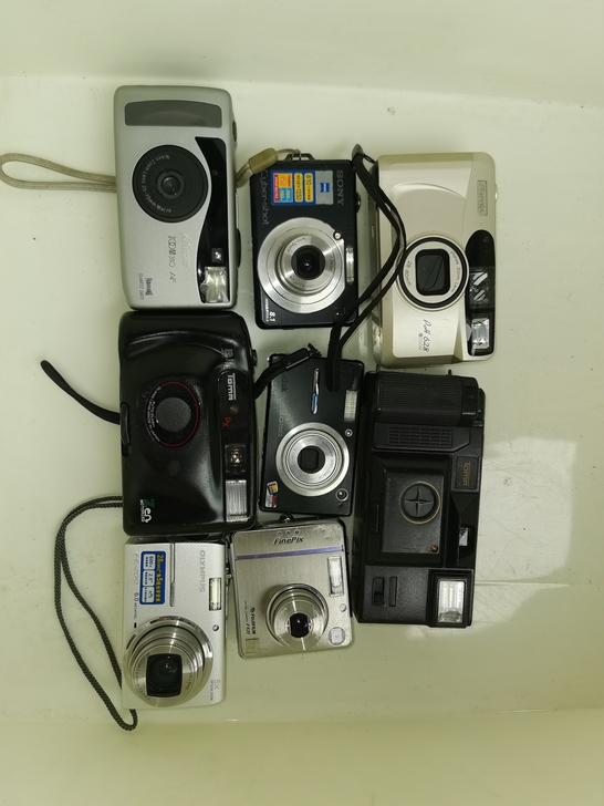 八台数码相机，都是坏的，没有好的不用问，需...