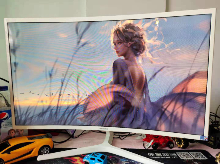 三星自用32曲面显示器，成色如图，实物拍摄...