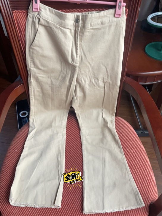 清衣橱。全新九分喇叭裤米色裤子