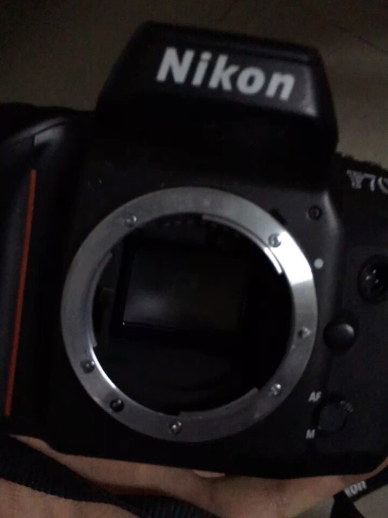 尼康f70功能正常外观实拍有点划痕 裸机售...
