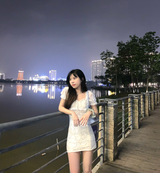 白色修身连衣裙