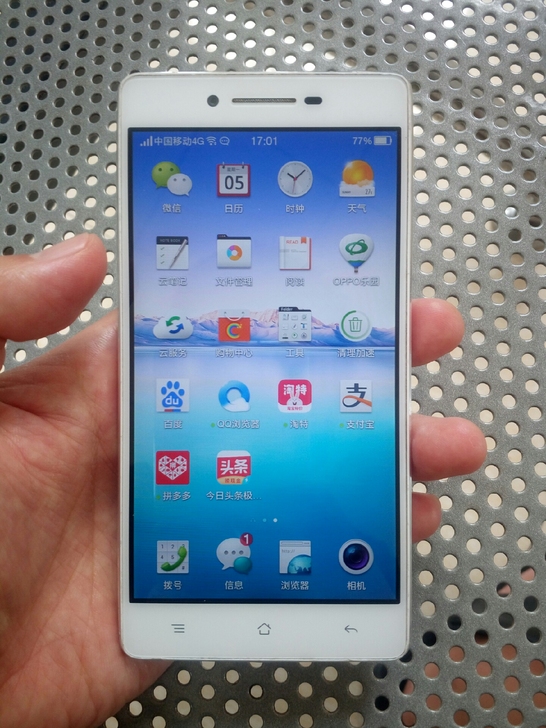 白色OPPO手机四角有磕碰其他成色很好，前...