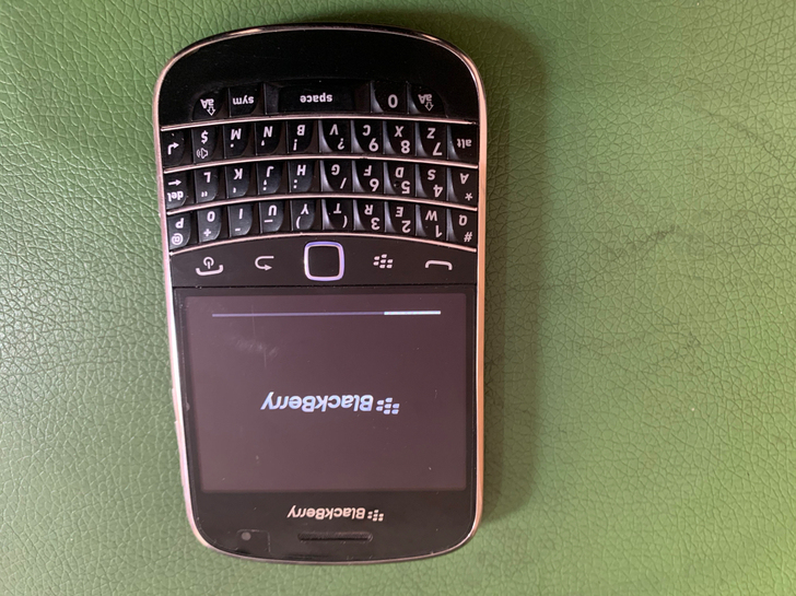 黑莓9900经典手机，四大金刚配中间滑动锁...