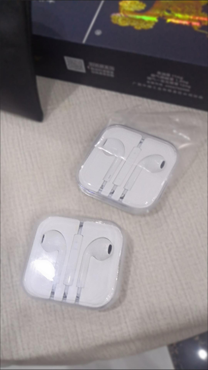 出两幅vivo耳机,买手机多送的两幅。全新