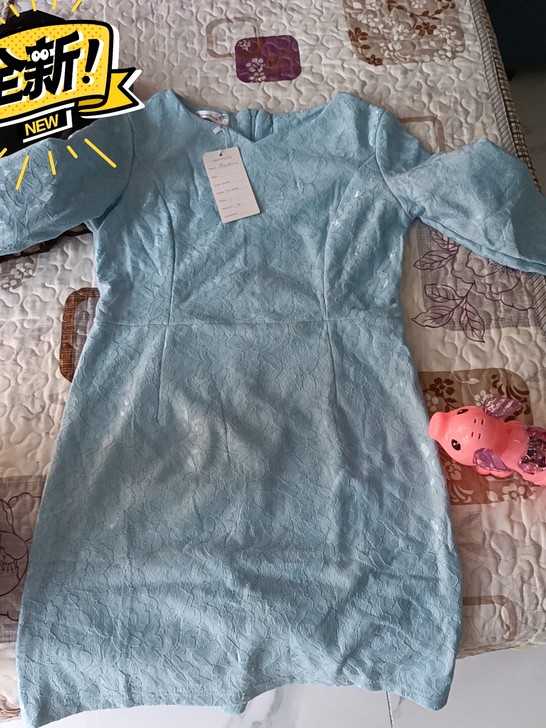 蓝色刺绣连衣裙，这个尺码我穿小，只能穿到9...