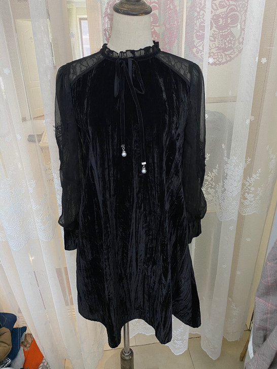 黑色连衣裙镂空设计