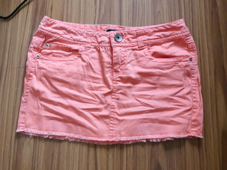 only九成新超短裙xs码！