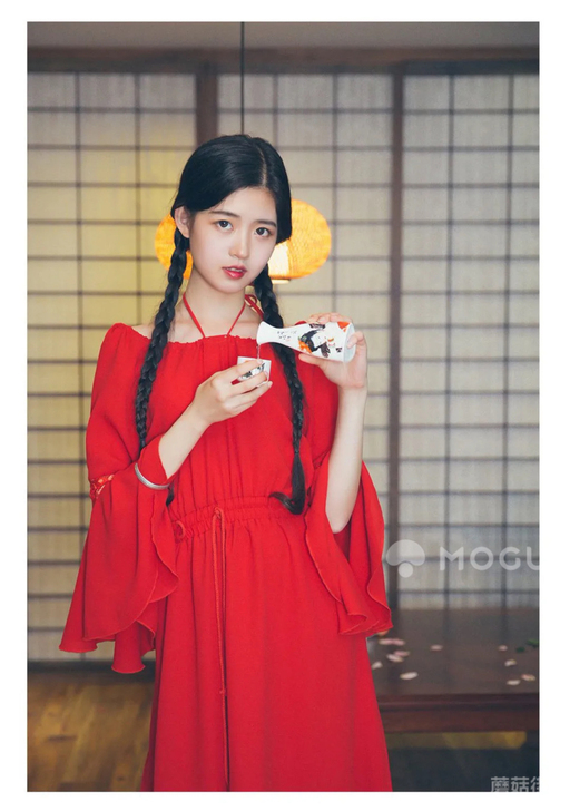 便宜出红色连衣裙裙子，只试穿过一次，觉得不...