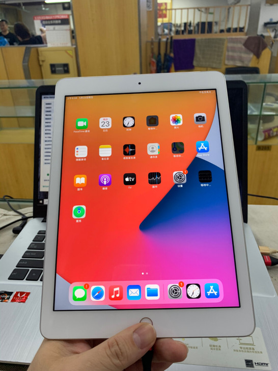 2018款iPad 9.7  32g 插卡...