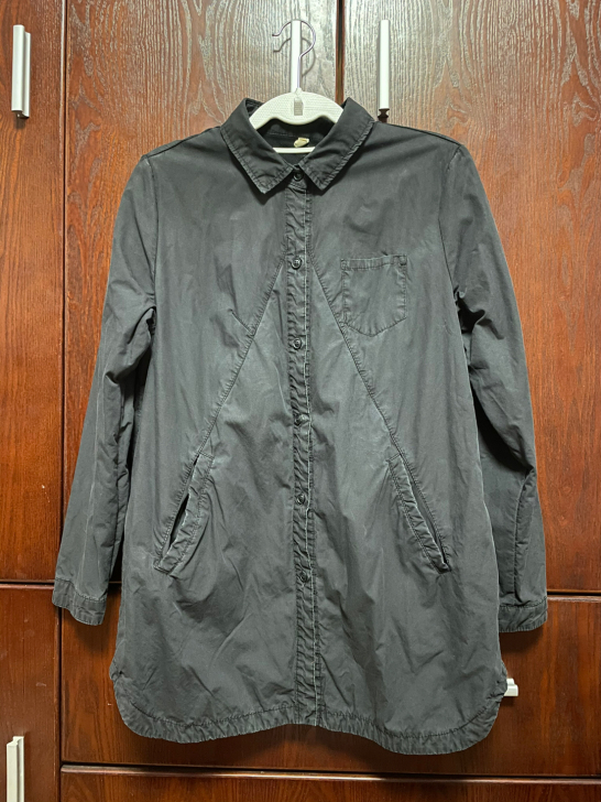 出加薄绒的黑衬衣