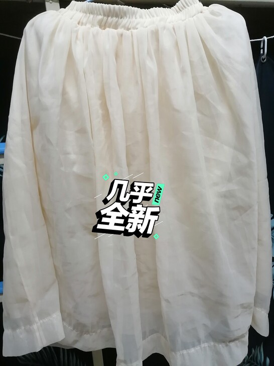 只是放着看起来有点褶皱 只试穿过