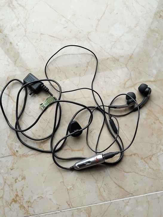 瘕疵索爱hpm-70原装耳机特价处理，两个...