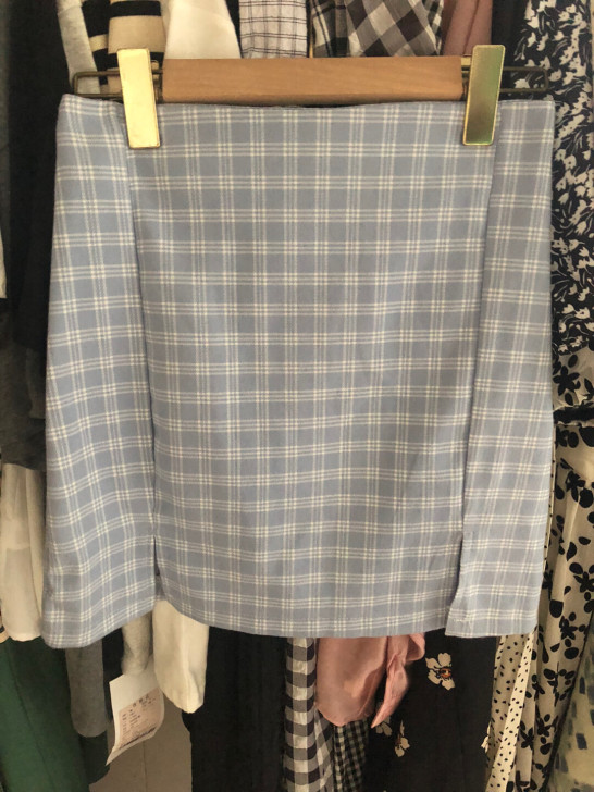 浅蓝色格纹小半身裙