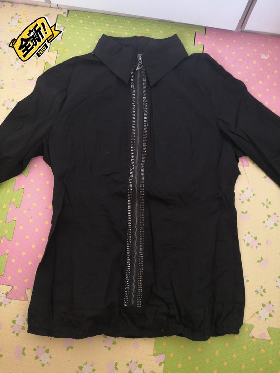 女士烫钻衬衣，一百多在实体店购入，全新的没...